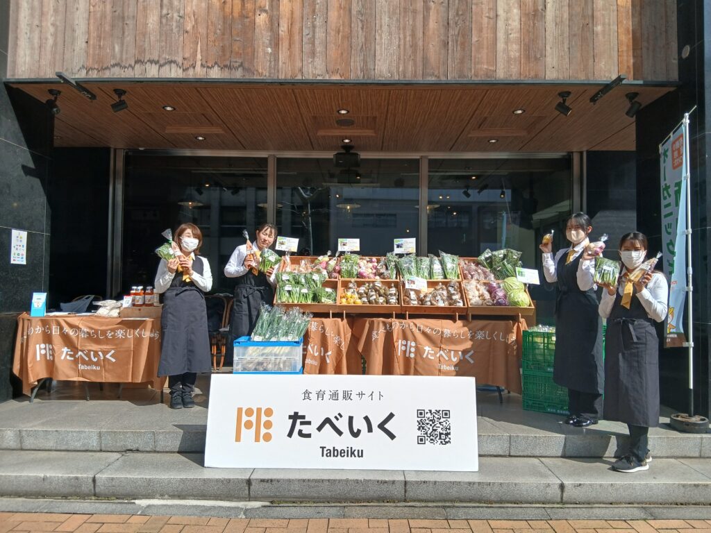 食品の即売会や自治体PRイベントで明るく対応する食の資格者スタッフ