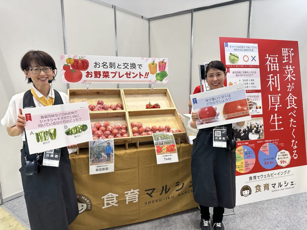 店頭や街頭で主婦目線のコミュニケーションを行いながらチラシを配布するPRスタッフ