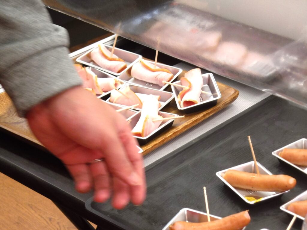 スーパーマーケットで試食を提供する食の資格者スタッフ