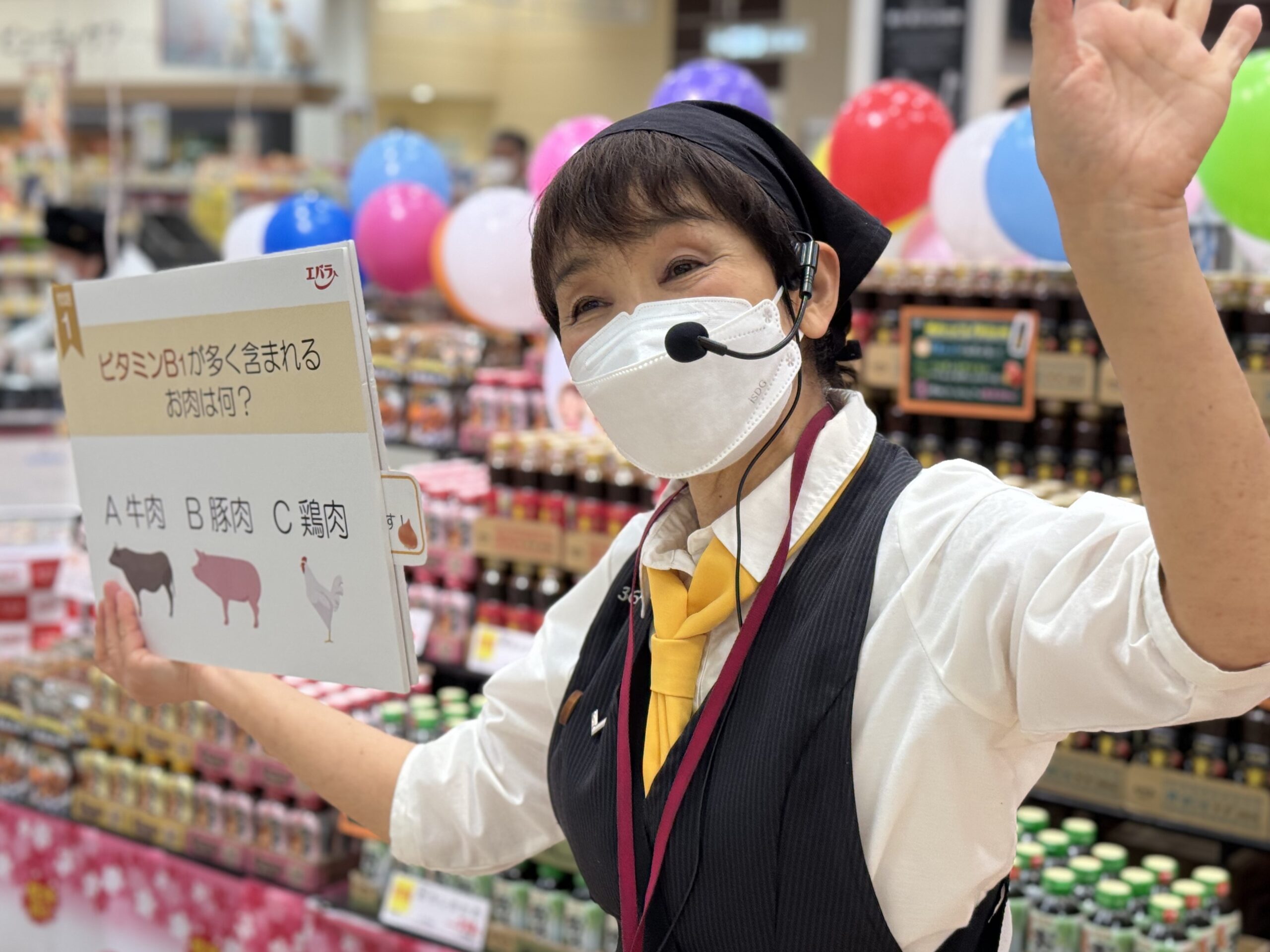 店頭で商品の説明を行う食の資格を持つ食品PRスタッフのデモンストレーター